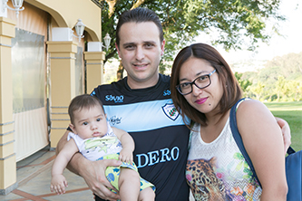 Ederaldo Luiz Miranda e Roselaine Sakaguti Ferreira com o filho João Pedro