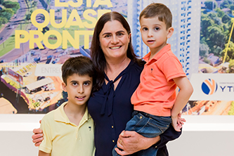 Heli Maria Donassolo Santos com os filhos Cauan e Davi (no colo)