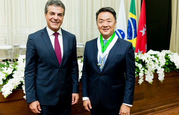 Empresário Leonardo Yoshii recebe a Comenda da Ordem do Pinheiro
