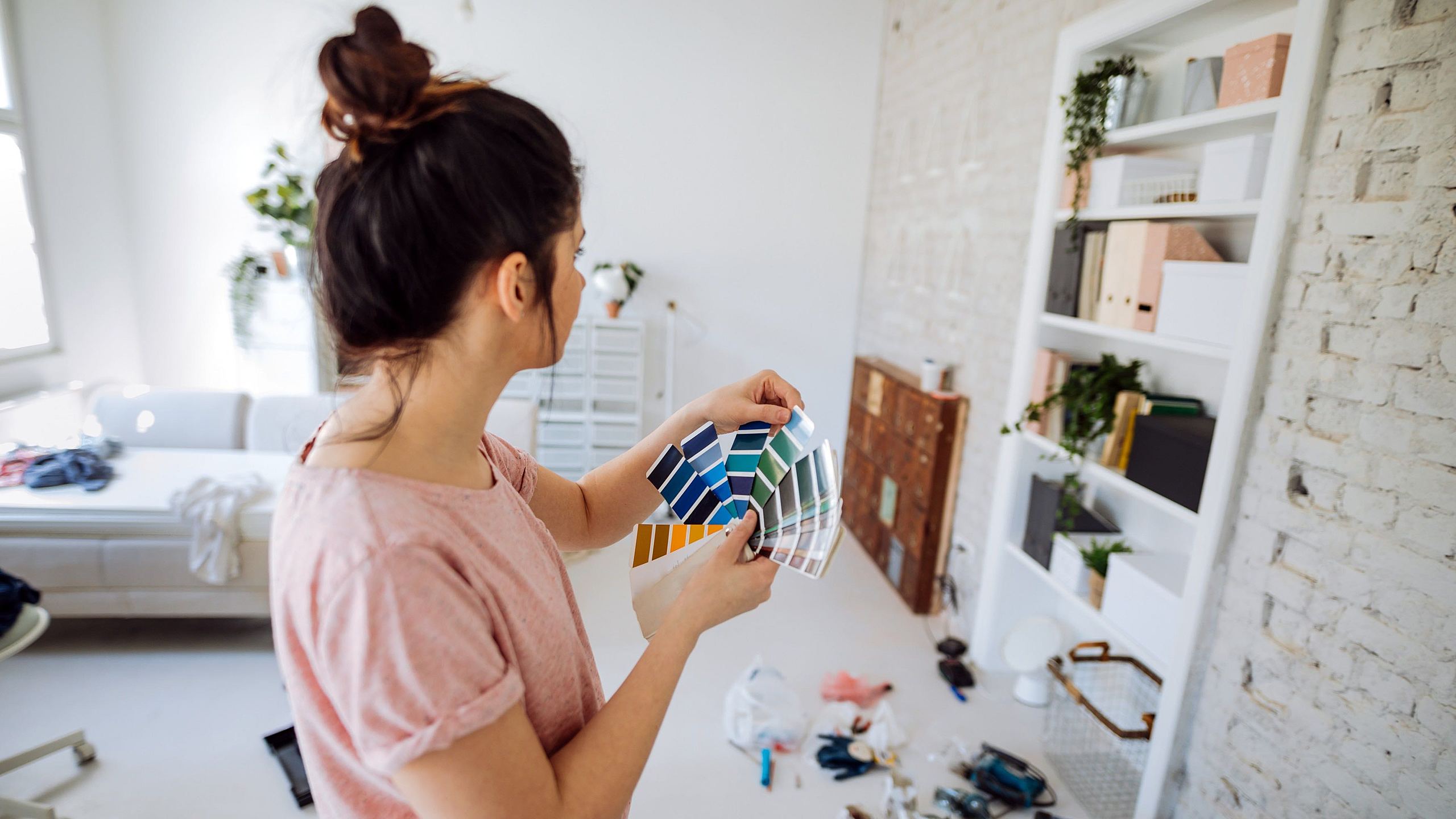 Descubra como combinar as cores na decoração do seu apartamento!