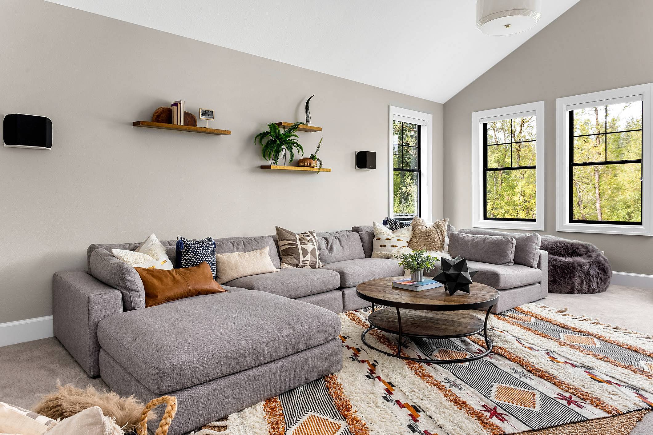 5 dicas de ouro para fazer uma decoração com tapete no seu apartamento