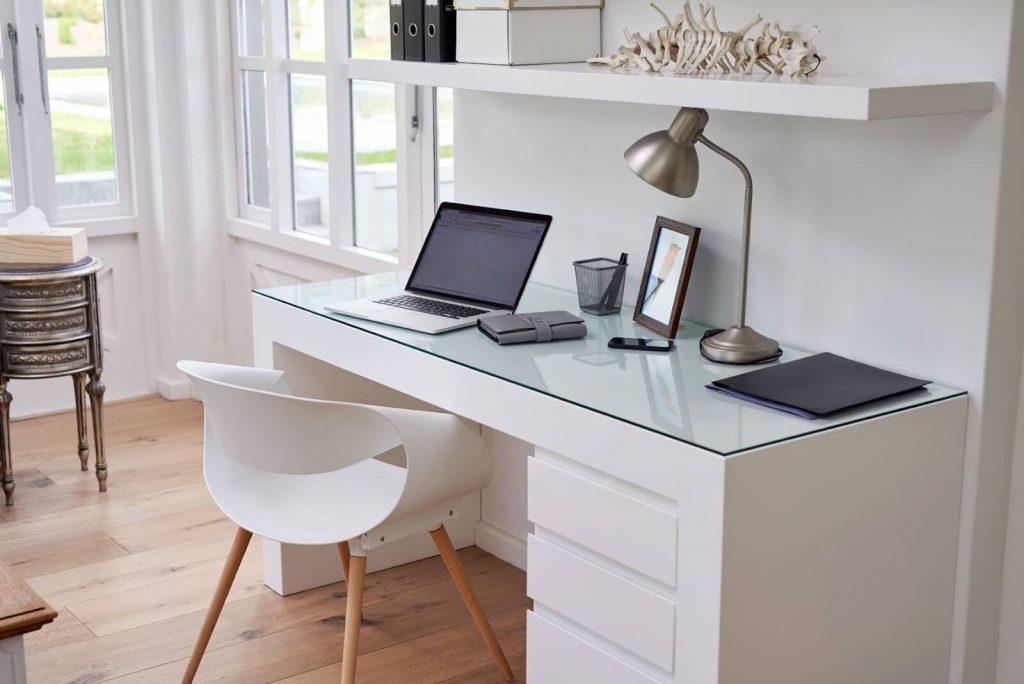 Como organizar um home office pequeno - Organize os espaços de forma criativa