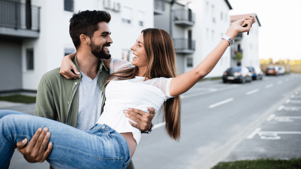 Casal comemorando conquista da casa nova