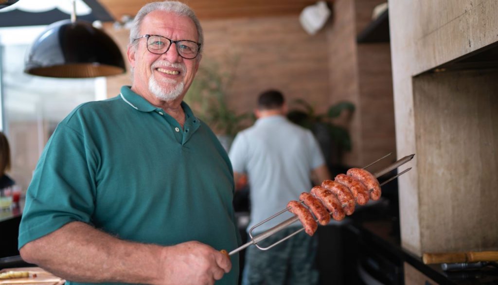 homem-com-churrasco