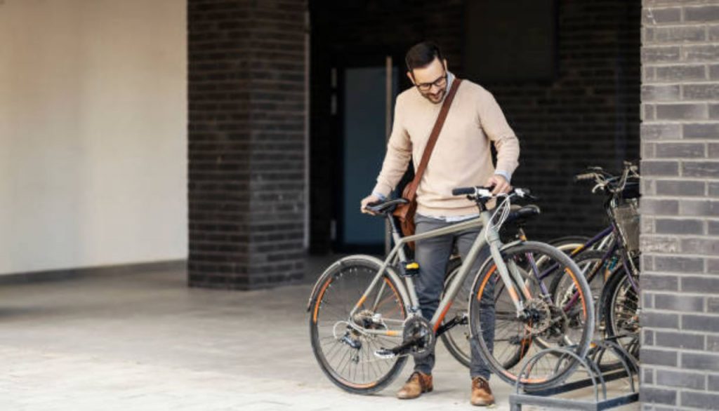 homem-pegando-bicicleta