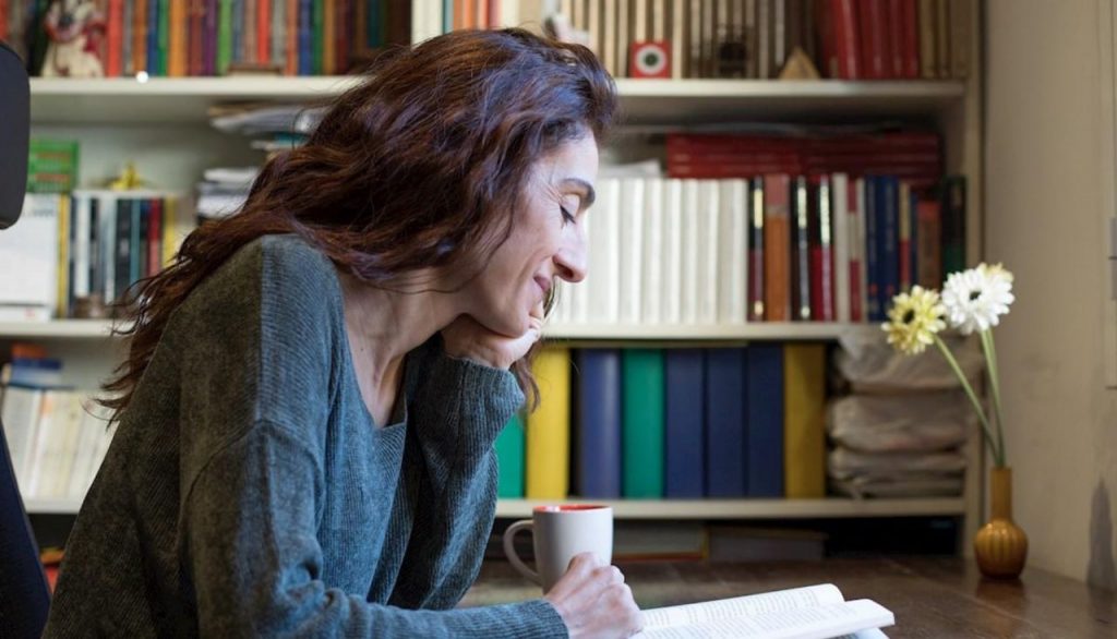 mulher-lendo-livro