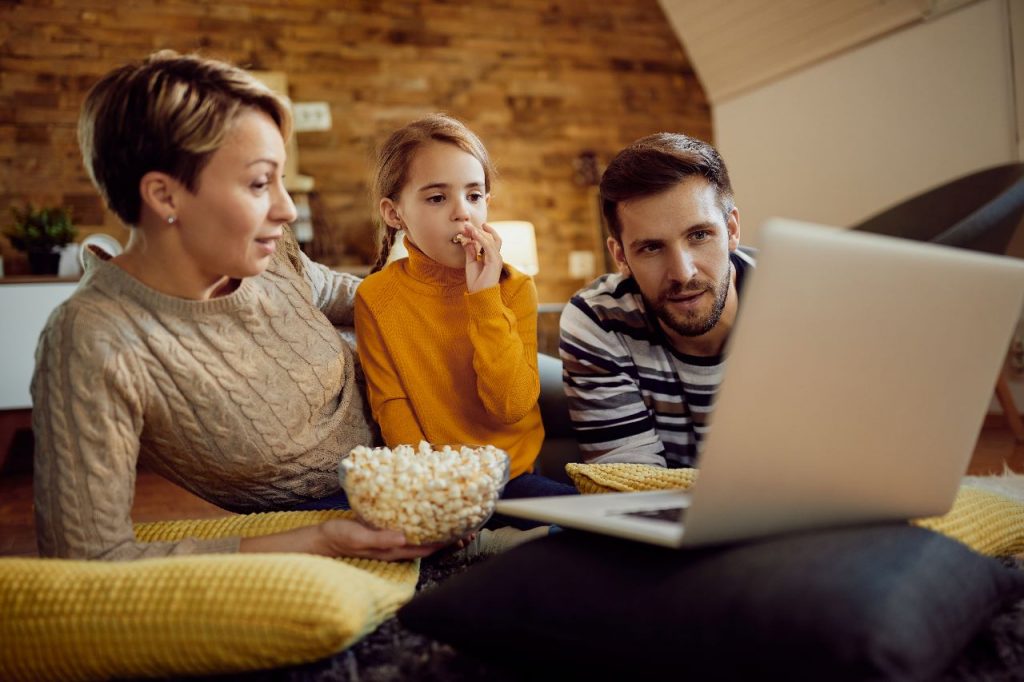 familia-assistindo-filme