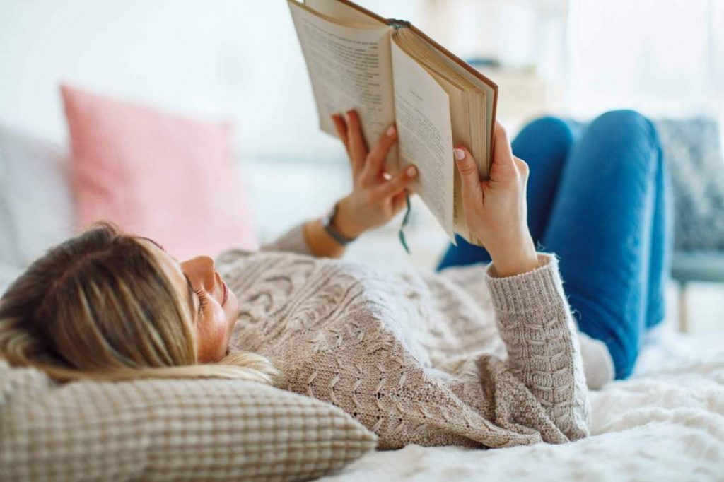 mulher-lendo-um-livro