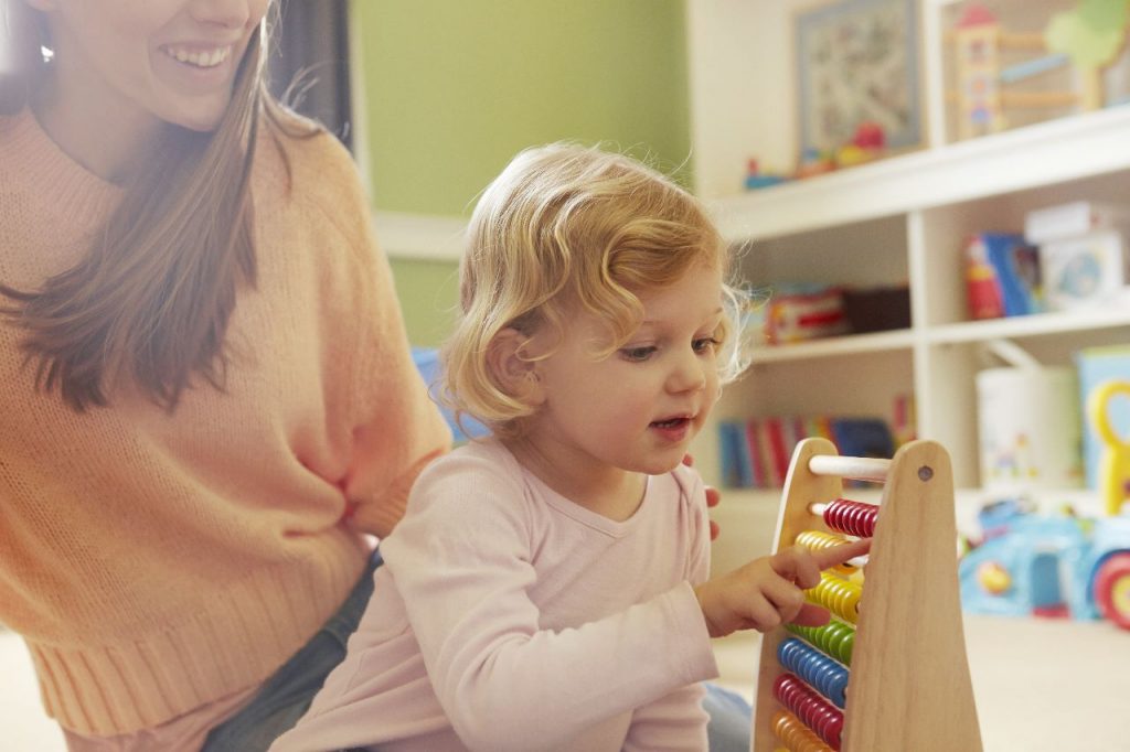 bebe-e-mae-no-quarto-de-brinquedos