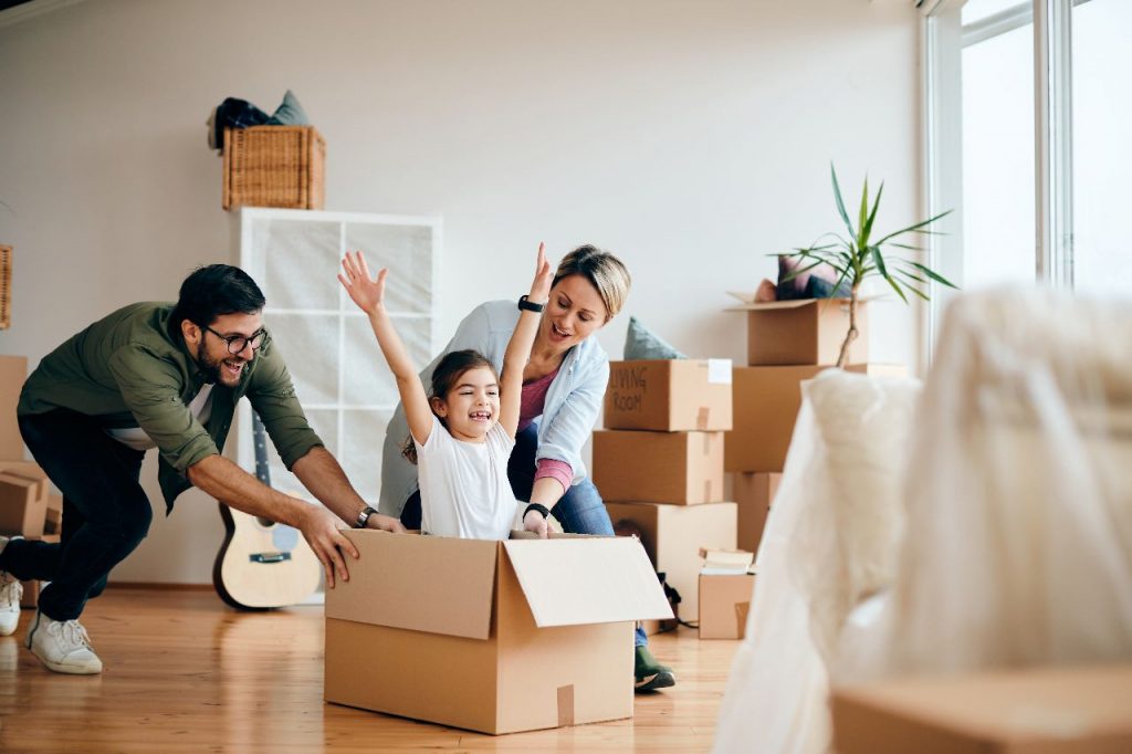 familia-brincando-na-mudanca