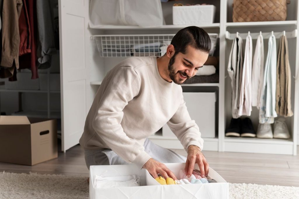 homem-organizando-guarda-roupa