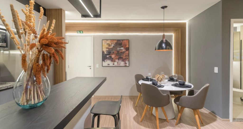 quadro-na-sala-e-mesa-de-jantar