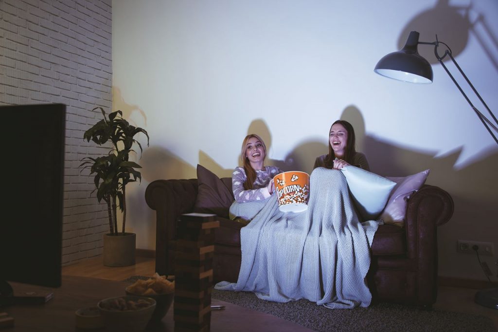 casal-cinema-em-casa