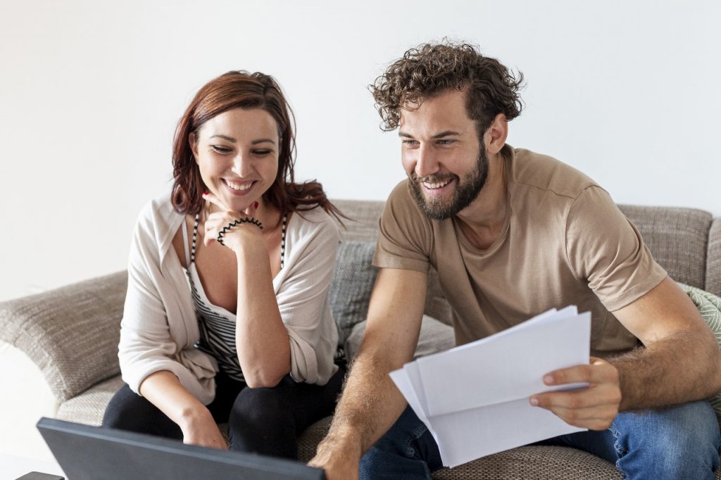 casal-comprando-apartamento-na-planta