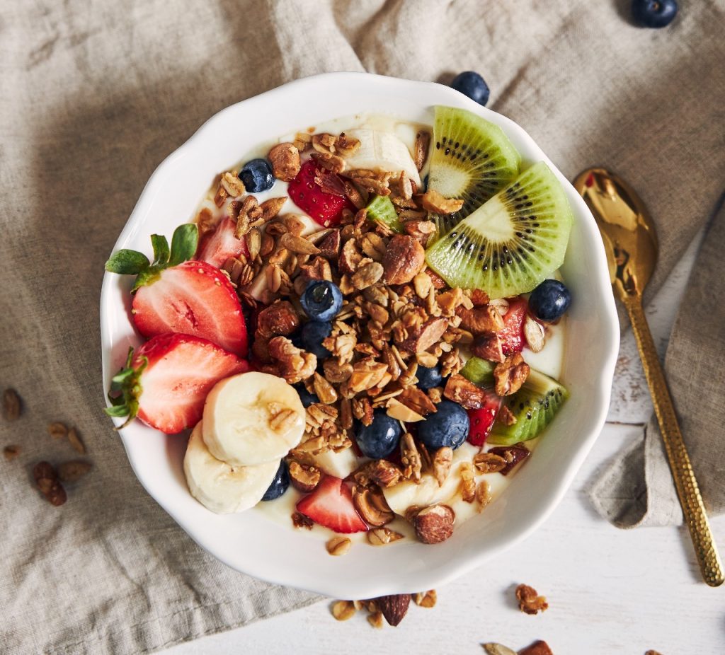 salada-de-frutas-com-iogurte-granola-mel